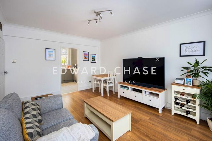 2 Bedroom Flat To Rent In Station Way, Buckhurst Hill, IG9