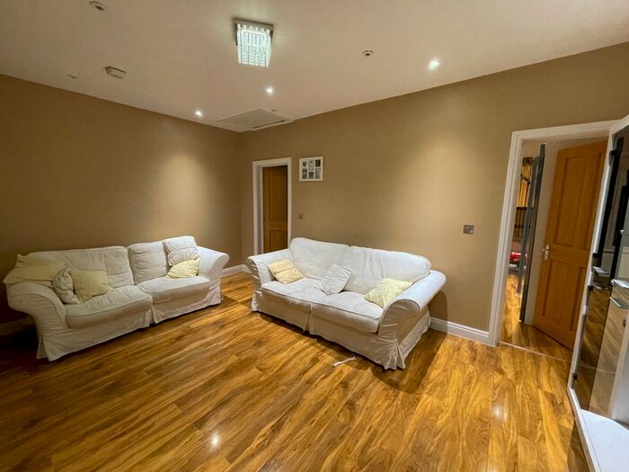 2 Bedroom Flat To Rent In Brunswick Avenue, London, N11