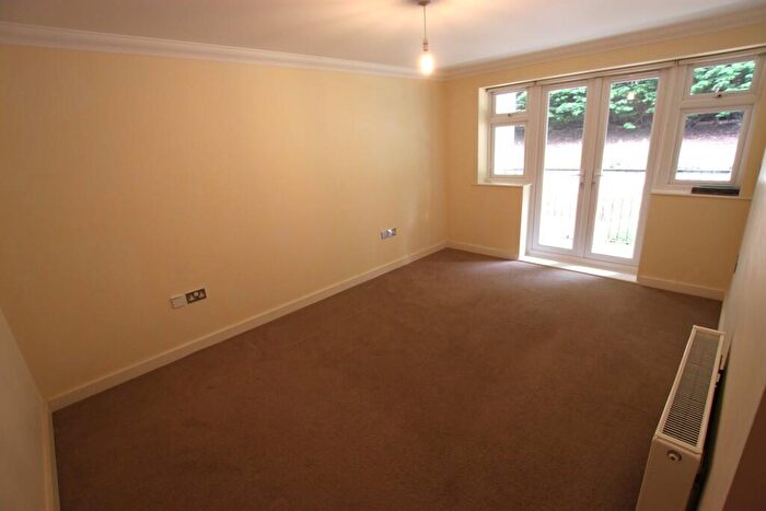 3 Bedroom Flat To Rent In Queens Park Avenue, BH8