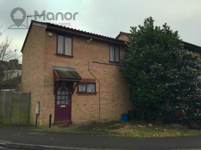 3 Bedroom Semi-Detached House To Rent In Avenue Road, Romford, RM6