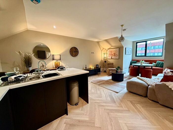 3 Bedroom Flat To Rent In Monarch House, WF1