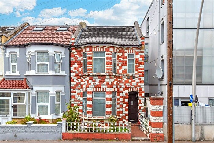3 Bedroom End Terrace House For Sale In Ruckholt Road, Leyton, E10