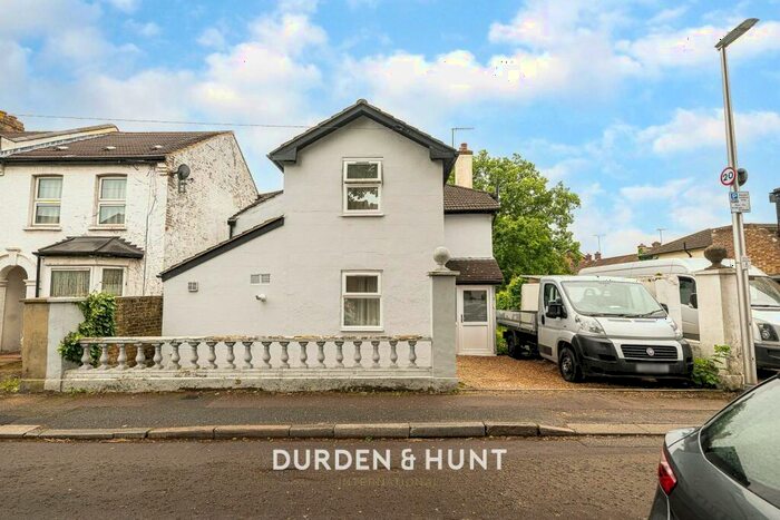 4 Bedroom Detached House For Sale In West Grove, Woodford, IG8