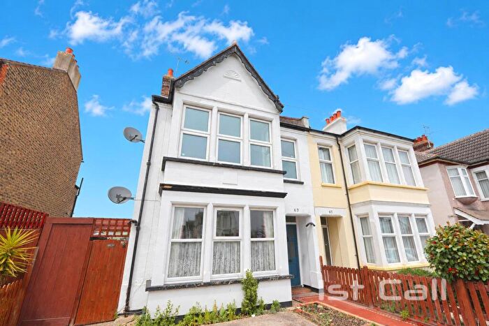 2 Bedroom Flat For Sale In Ambleside Drive, Southend-On-Sea, SS1