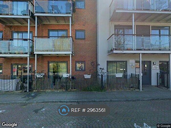 3 Bedroom Flat To Rent In Highfield Close, London, SE13