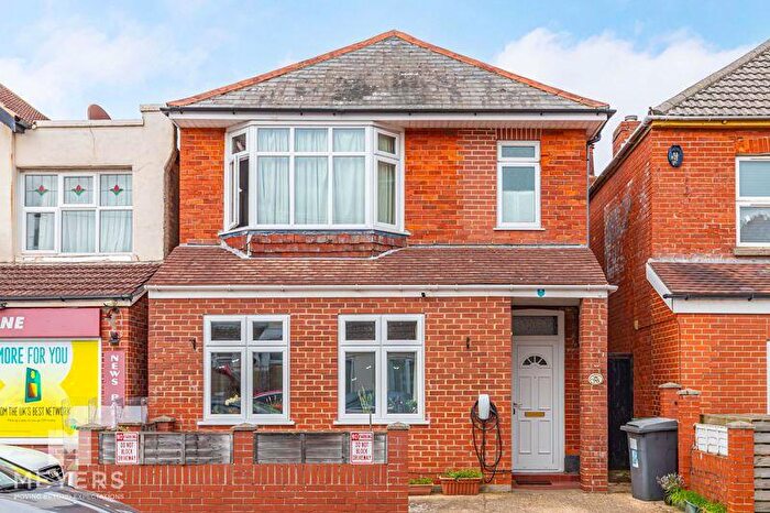 3 Bedroom Detached House For Sale In Kimberley Road, Bournemouth, BH6