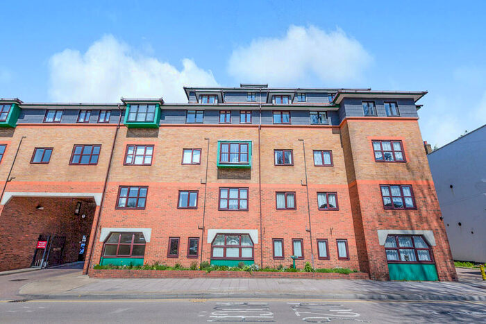 1 Bedroom Flat To Rent In West Street, Gravesend, Kent, DA11