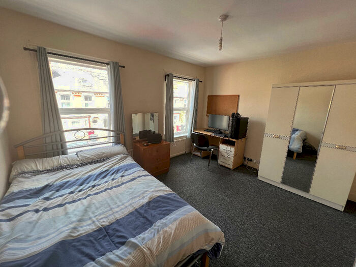 4 Bedroom Terraced House To Rent In Grange Avenue, Reading, Berkshire, RG6