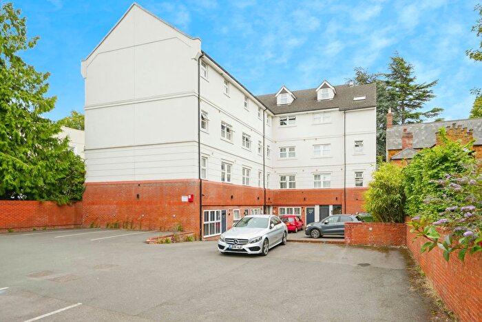 2 Bedroom Flat For Sale In West Bar Street, Banbury, Oxfordshire, OX16