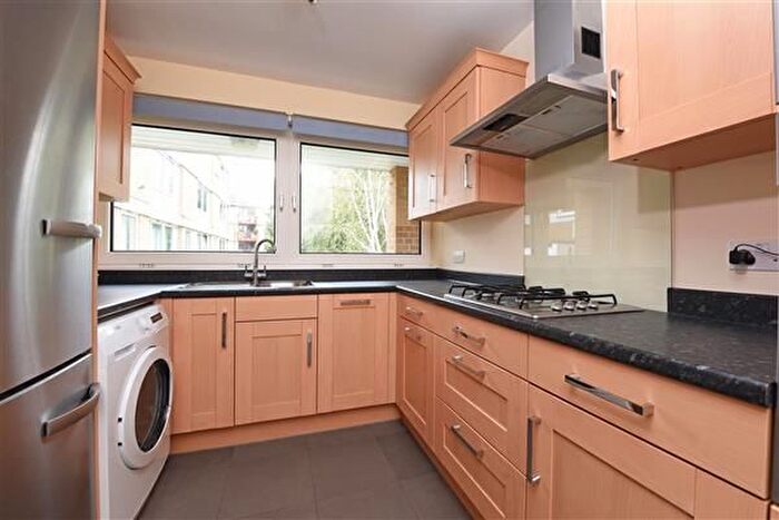 3 Bedroom Flat To Rent In Evenwood Close, Putney, SW15