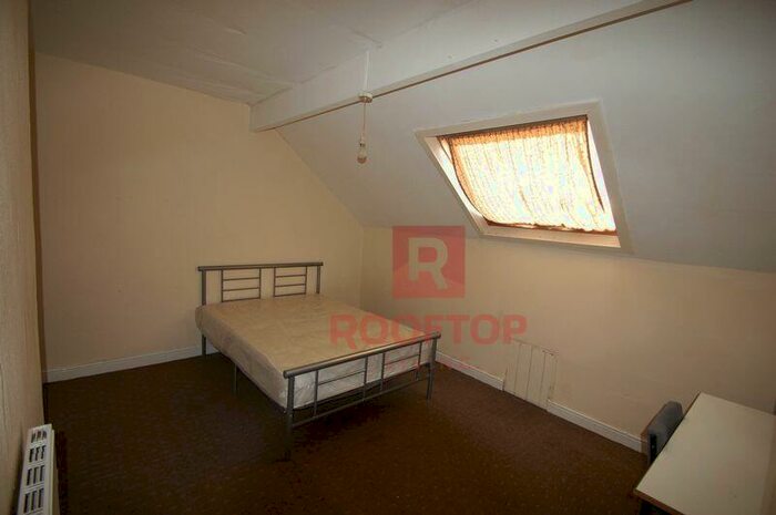 6 Bedroom House To Rent In Hessle Place, Leeds, LS6