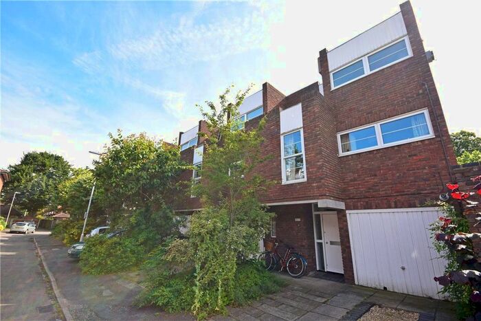 3 Bedroom Detached House To Rent In St Marks Court, Barton Road, Cambridge, CB3