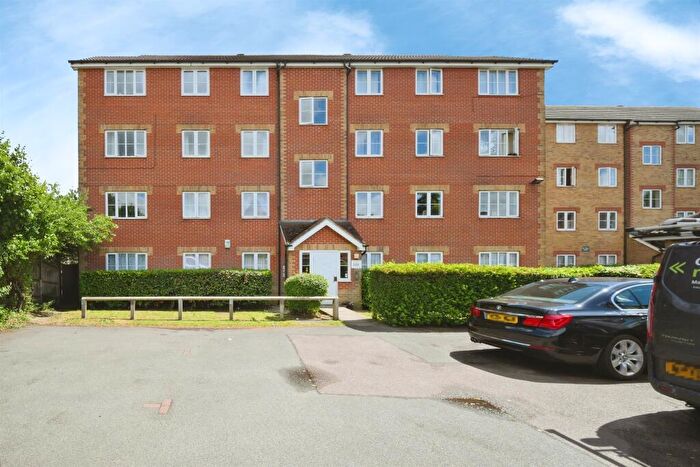 2 Bedroom Apartment For Sale In Colthurst Gardens, Hoddesdon, EN11