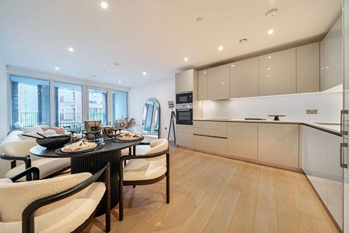 2 Bedroom Flat For Sale In Deacon Street, Elephant And Castle, London, SE17