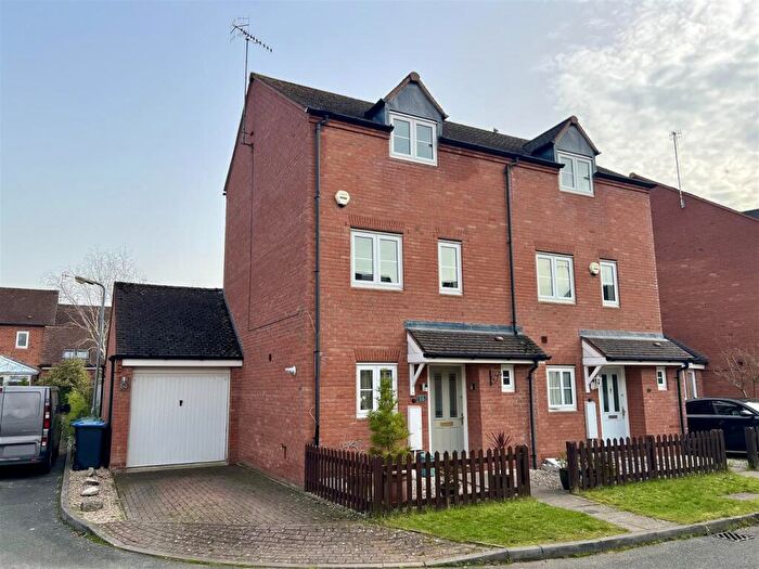 4 Bedroom Semi-Detached House For Sale In Scott Close, Stratford-Upon-Avon, CV37