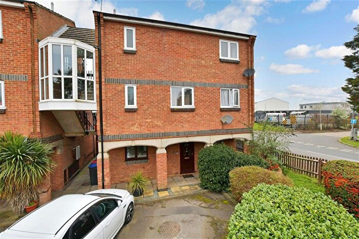 2 Bedroom Flat For Sale In Calvert Drive, Basildon, Essex, SS13
