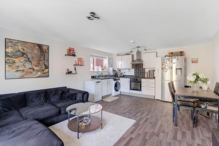2 Bedroom Flat For Sale In Pavior Road, Nottingham, NG5