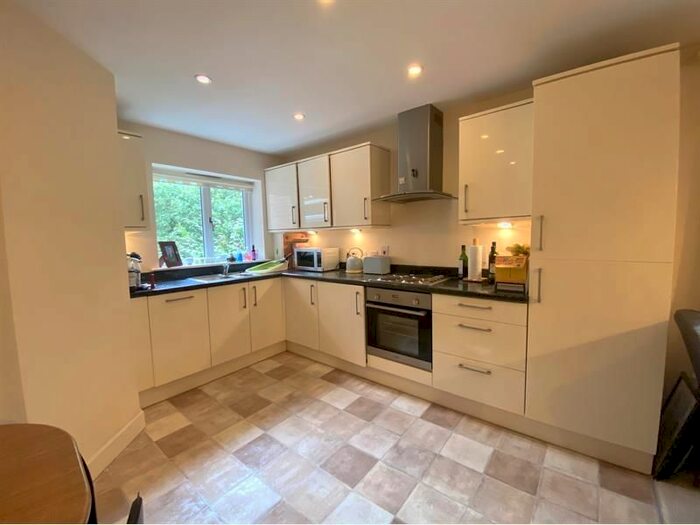 2 Bedroom Flat To Rent In Reading Road, Wokinghah, RG41