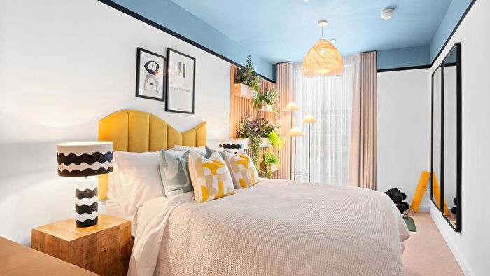 3 Bedroom Flat For Sale In Plumstead Road, London, SE18