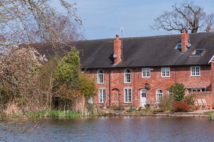 3 Bedroom Barn Conversion For Sale In Beeston Hall Mews, Beeston, CW6