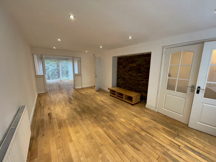 3 Bedroom Detached House To Rent In Asket Hill, Leeds, West Yorkshire, LS8