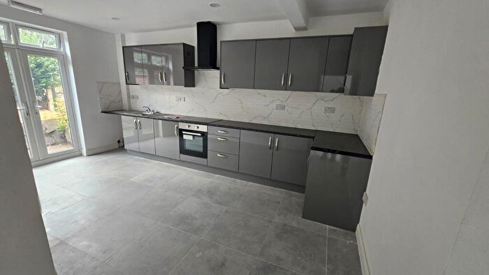5 Bedroom Semi-Detached House To Rent In Brian Road, Smethwick, Sandwell, B67