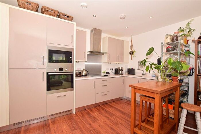 1 Bedroom Flat For Sale In Sovereign Way, Tonbridge, Kent, TN9
