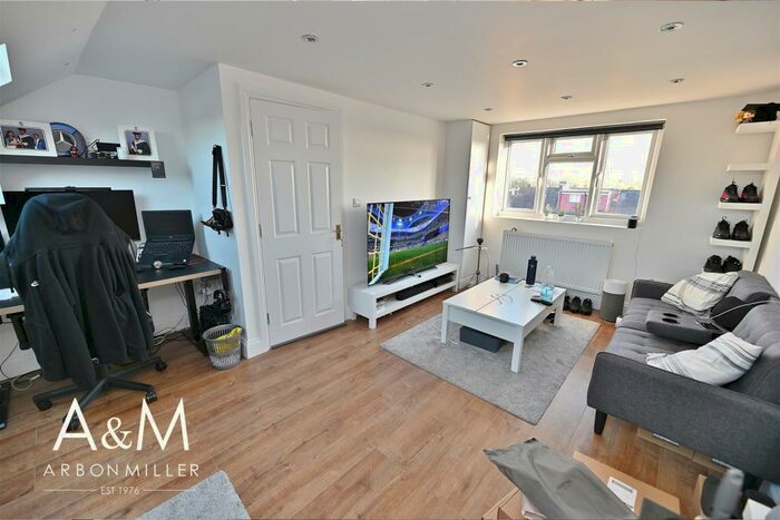 4 Bedroom House To Rent In Bawdsey Avenue, Newbury Park, IG2