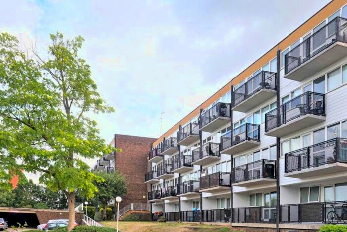 2 Bedroom Maisonette To Rent In Hillside, Hoddesdon, EN11