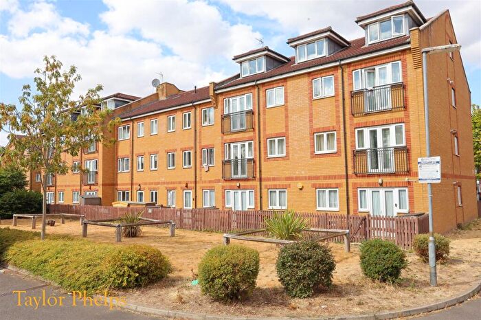 2 Bedroom Apartment For Sale In Foundry Gate, Waltham Cross, EN8