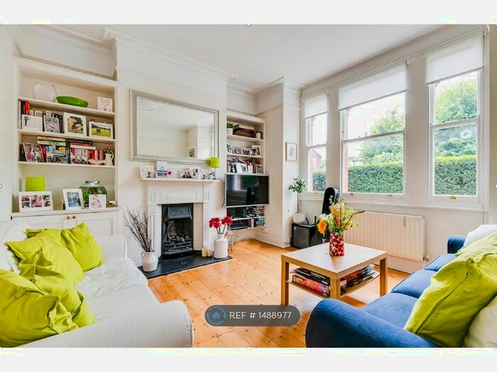 2 Bedroom Flat To Rent In Western Lane, London, SW12