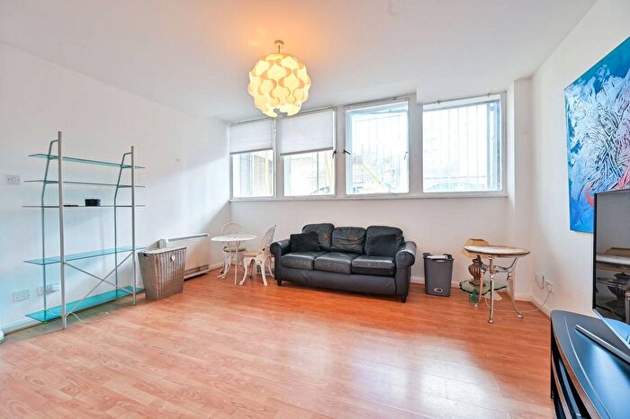 2 Bedroom Flat For Sale In Newington Causeway, Elephant And Castle, London, SE1