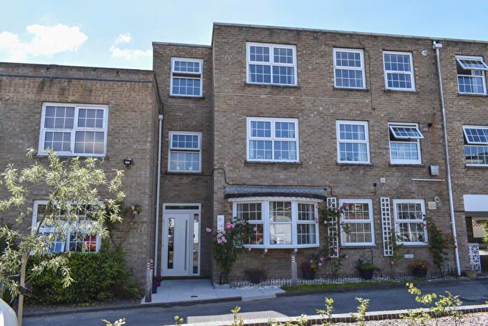 2 Bedroom Apartment For Sale In Grosvenor Mews, Southampton Road, Lymington, SO41