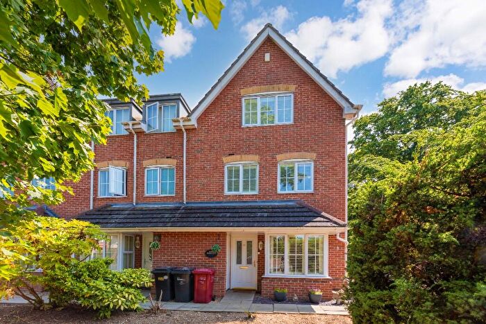 4 Bedroom End Of Terrace House For Sale In Crofthill Road, Slough, SL2