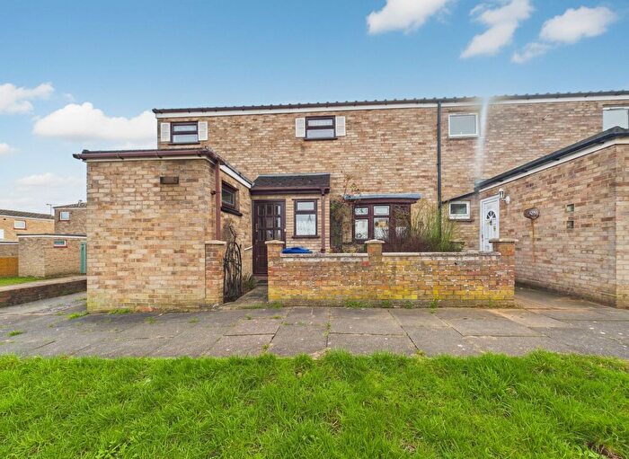 3 Bedroom Semi-Detached House For Sale In Limeslade Close, Corringham, SS17