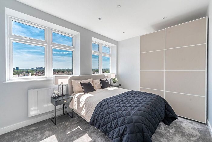 2 Bedroom Flat For Sale In Haredon House, North Cheam, Sutton, SM3
