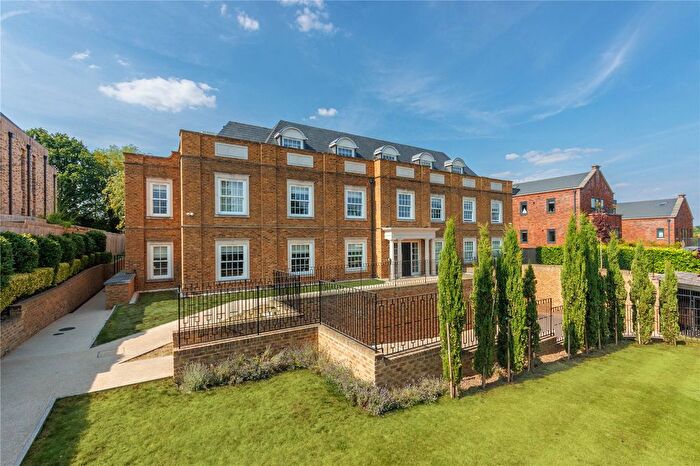 3 Bedroom Flat For Sale In Watford Road, Radlett, Hertfordshire, WD7