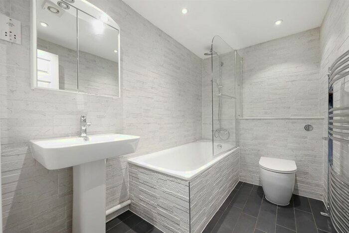 2 Bedroom Flat To Rent In Coliseum Court, Regents Park Road, London, N3