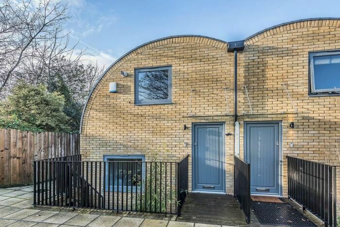 3 Bedroom Semi-Detached House To Rent In Alissa Drive, New Barnet EN5