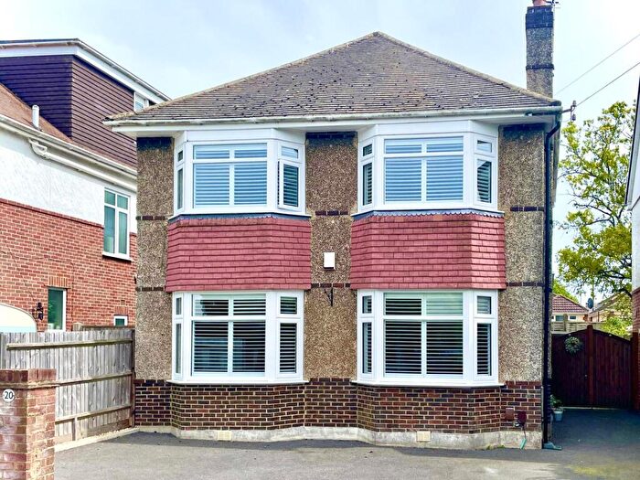 3 Bedroom Detached House For Sale In Maundeville Road, Christchurch, BH23