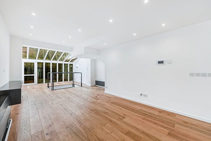 2 Bedroom Flat To Rent In The Grove, Ealing, London, W5