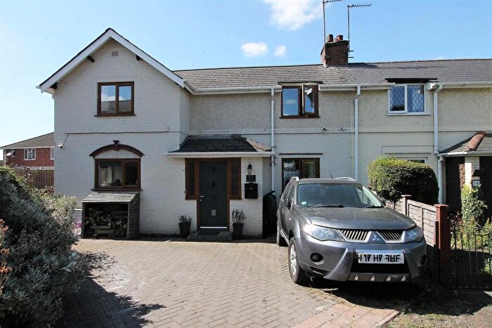 3 Bedroom Semi-Detached House For Sale In Vicarage Road, Amblecote, Stourbridge, DY8
