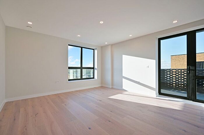 2 Bedroom Flat To Rent In Middle Road, London, W7