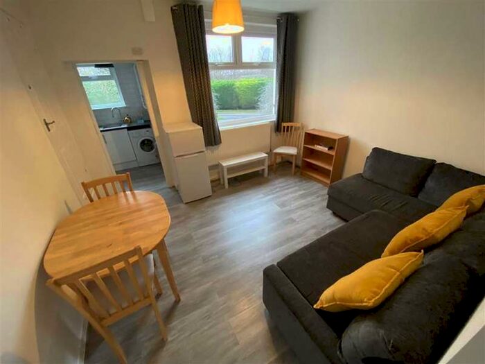 1 Bedroom Flat To Rent In Wellmead Close, Cheetwod, Manchester, M8