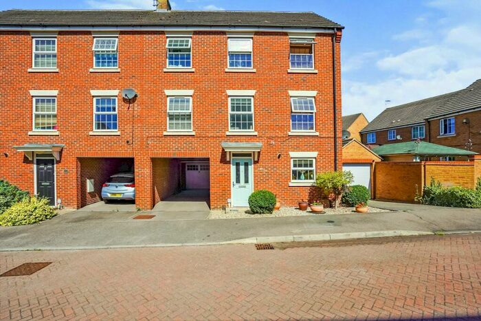 5 Bedroom Semi-Detached House To Rent In Cormorant Way, Leighton Buzzard, LU7