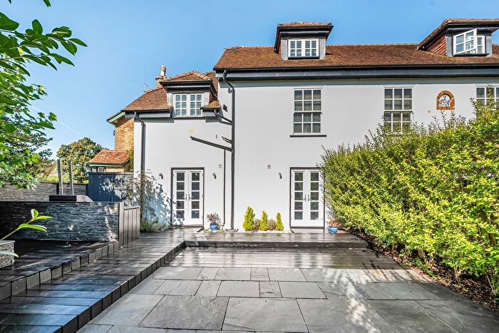 2 Bedroom Flat For Sale In Boulters Lock Island, Maidenhead, SL6