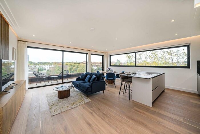 3 Bedroom Flat To Rent In Brewster Gardens, London, W10