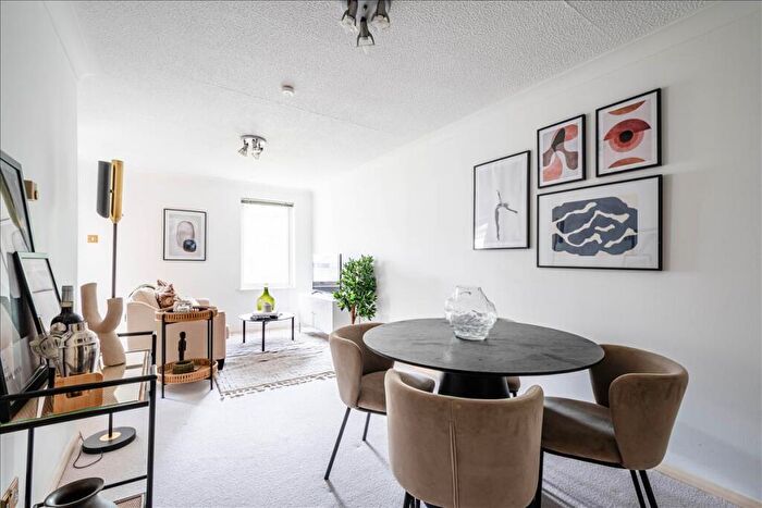 1 Bedroom Apartment To Rent In Conant Mews, Aldgate, E1