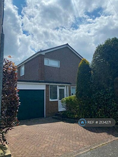 4 Bedroom Detached House To Rent In Hill Grove, Huddersfield, HD3