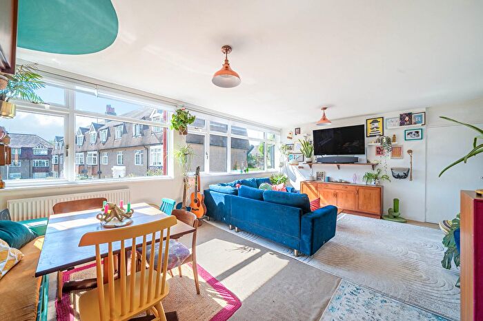 3 Bedroom Flat For Sale In Kingston Road, Epsom, KT17